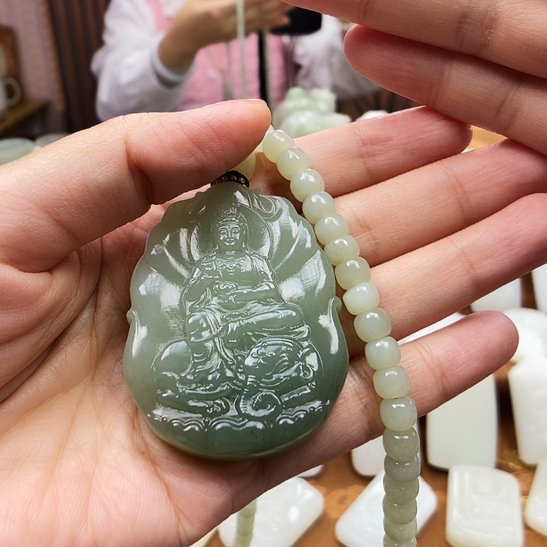 颈饰未镶嵌和田玉飛*