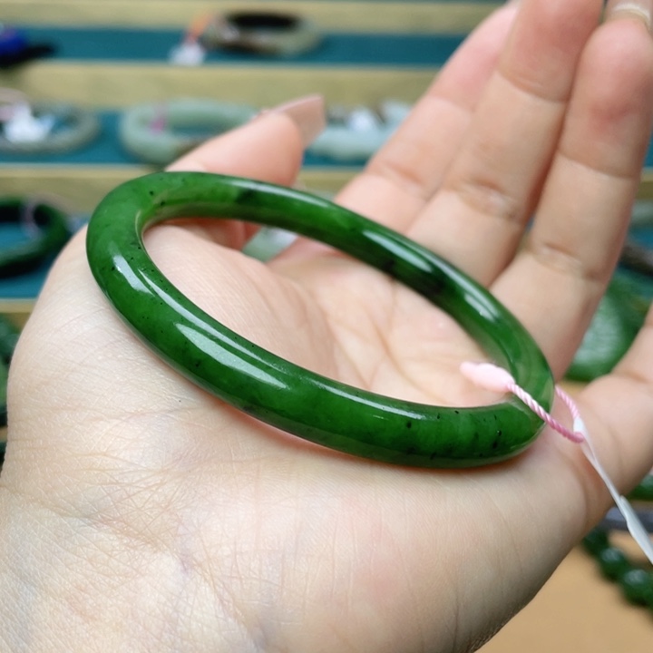 和田玉手镯60圈口。编号A7未镶嵌