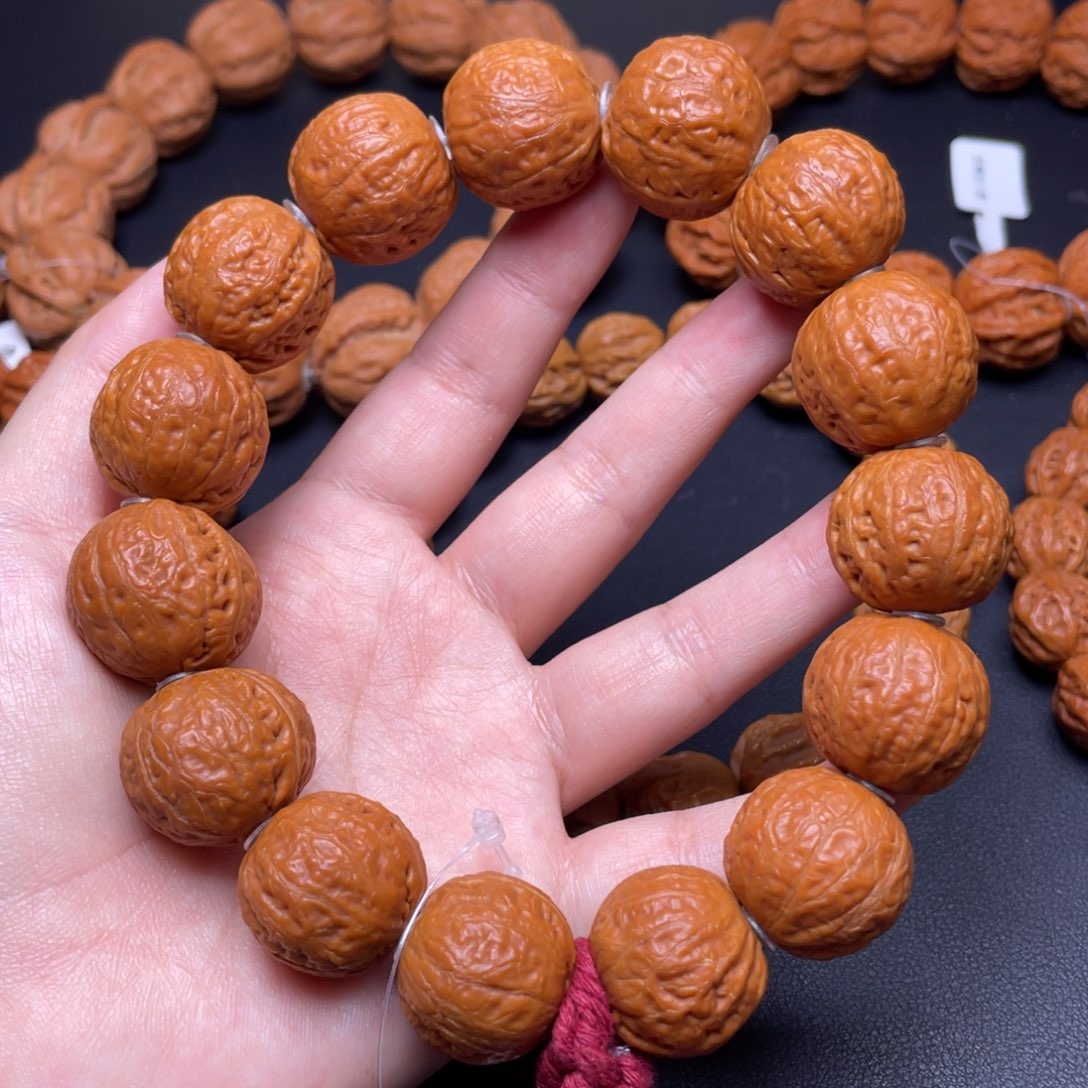 文玩核桃手串鸽子蛋