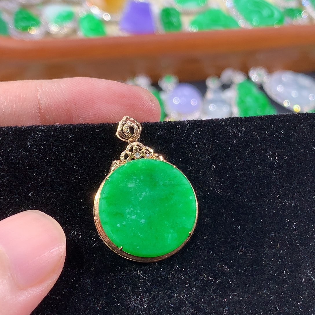 翡翠18K金镶嵌颈饰