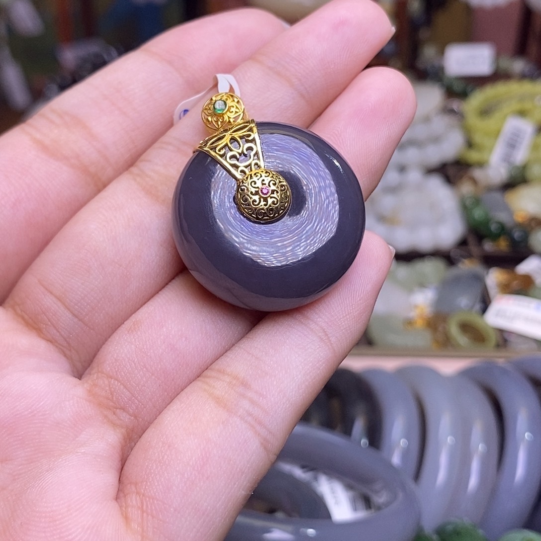 和田玉未镶嵌颈饰烟紫老矿料金镶平安扣