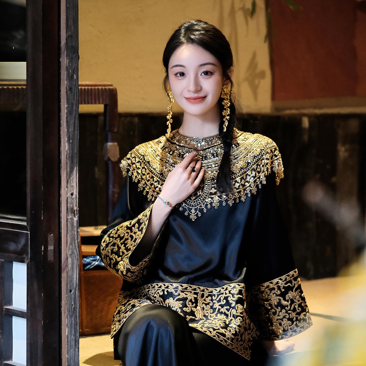 盛唐牡丹 |盘金手推绣真丝上衣+宫廷钉珠装饰云肩/黑金色