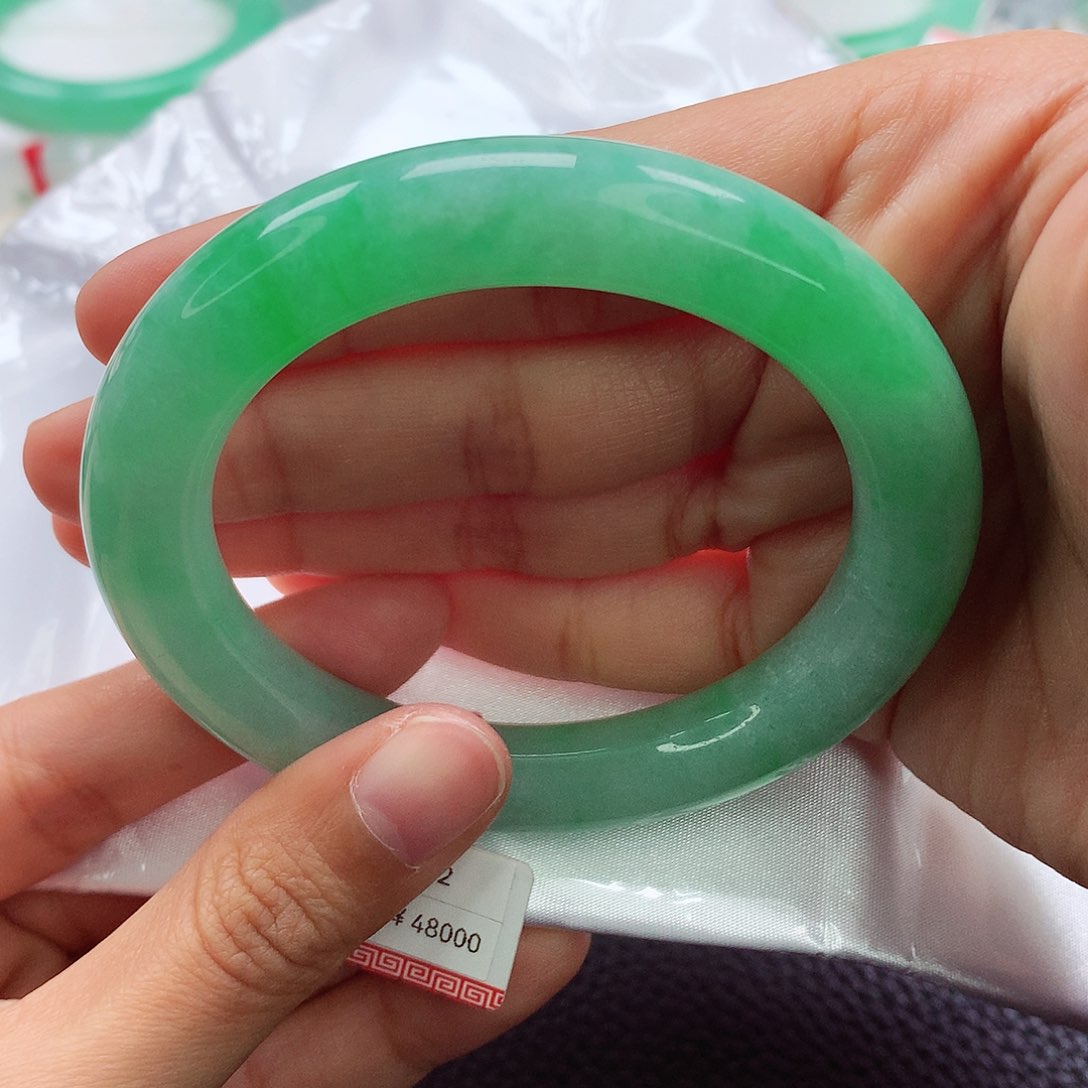 翡翠手镯未镶嵌@*染天然翡翠