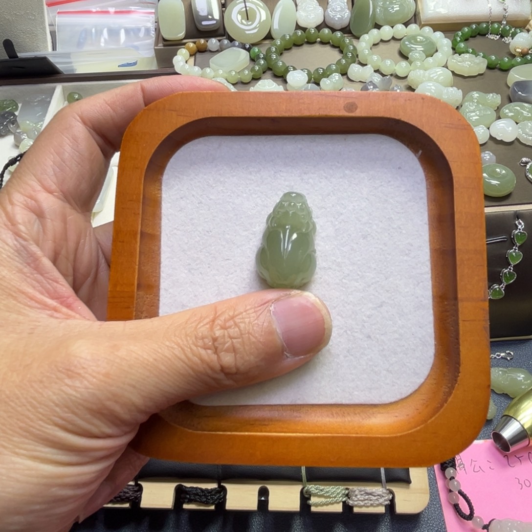 ****虹和田玉未镶嵌颈饰