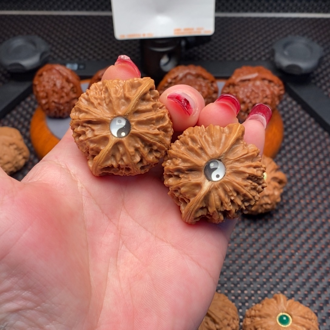 文玩核桃把件爆肉红灯44尺