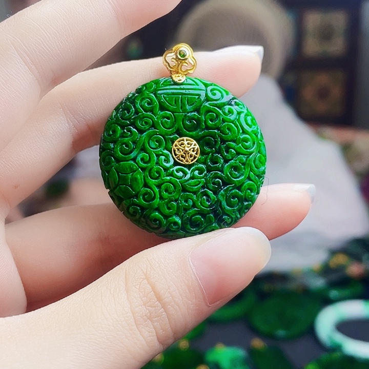 颈饰18K金镶嵌翡翠多样性