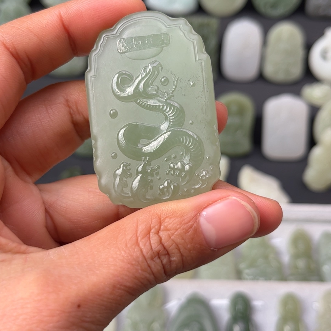 和田玉颈饰未镶嵌大****）