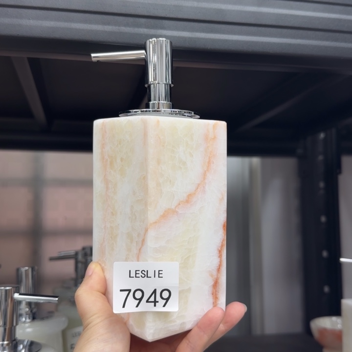 L7949。         4-2