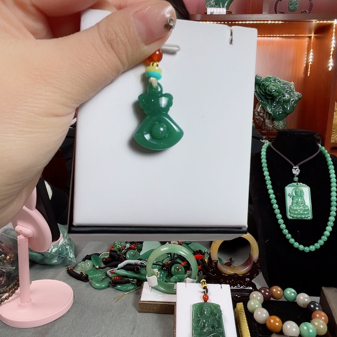 密玉（石英质玉）颈饰未镶嵌