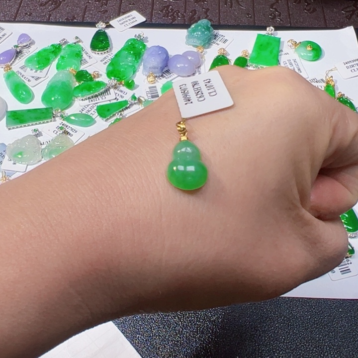 翡翠挂件18K金镶嵌翡翠