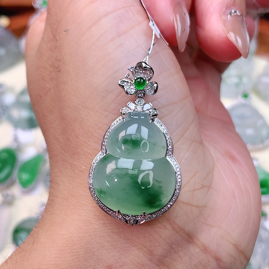 颈饰18K金镶嵌翡翠葫芦