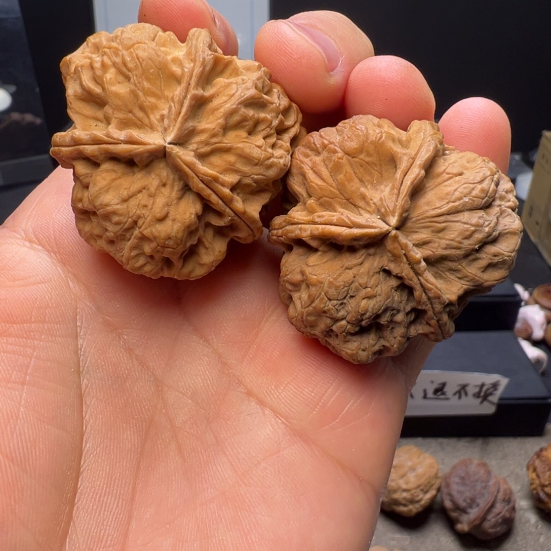 文玩核桃吊坠滚龙纹三棱41mm