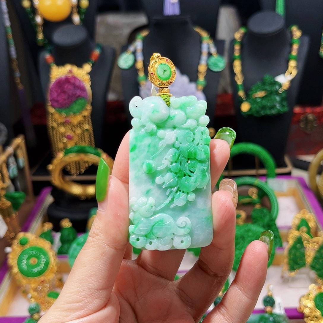 【闪购商品】翡翠吊坠(赠链)未镶嵌貔貅