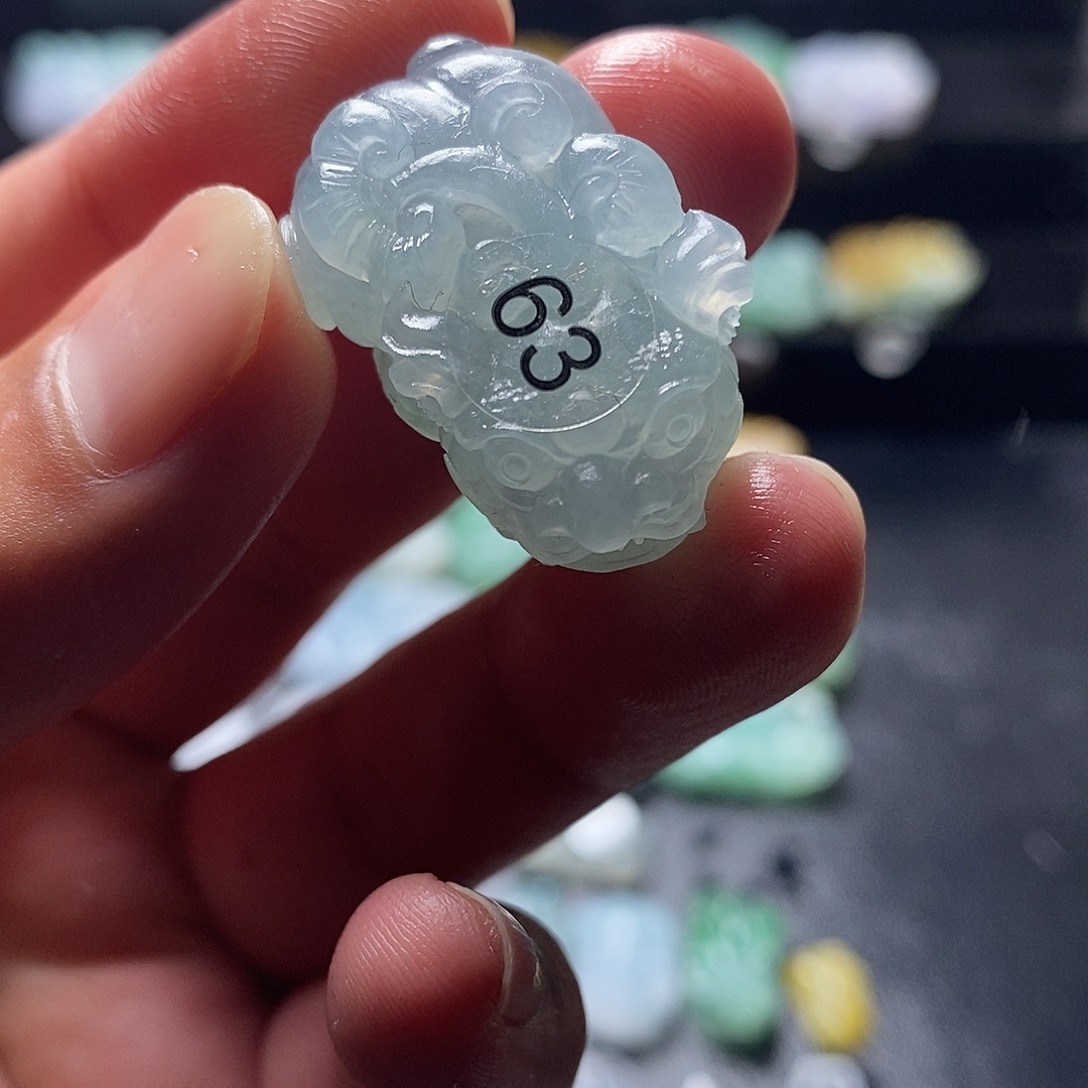 定制翡翠未镶嵌毛货天空蓝底色口含珠貔貅