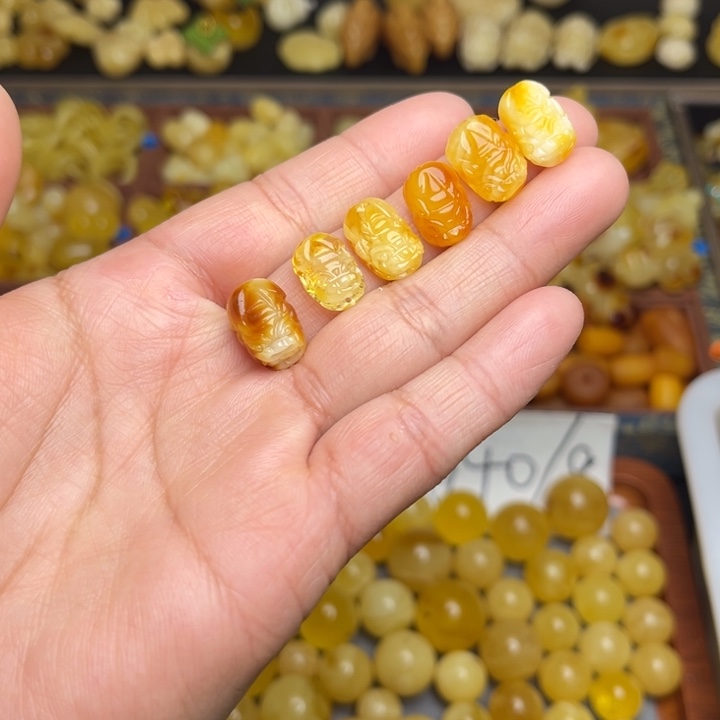 蜜蜡未镶嵌珠宝奇石天然蜜蜡俏色小貔貅随机发一个