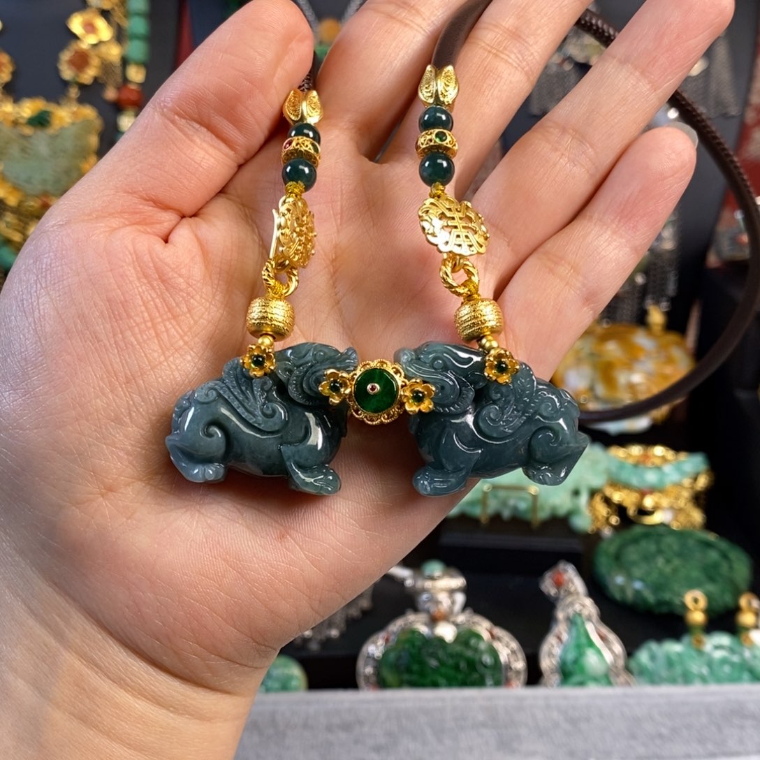 翡翠颈饰未镶嵌貔貅吊坠 亏清