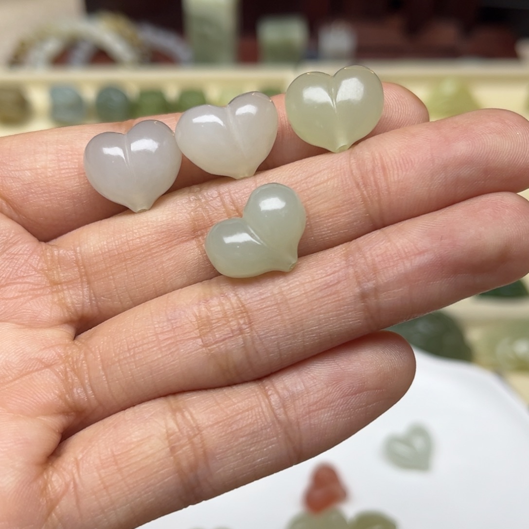 郝***发和田玉未镶嵌珠宝半成品