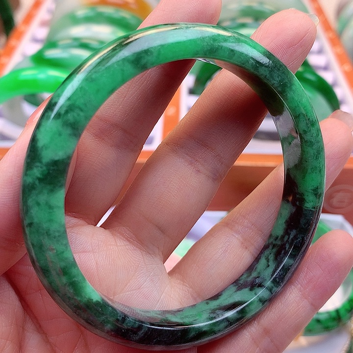 翡翠手镯未镶嵌翡翠