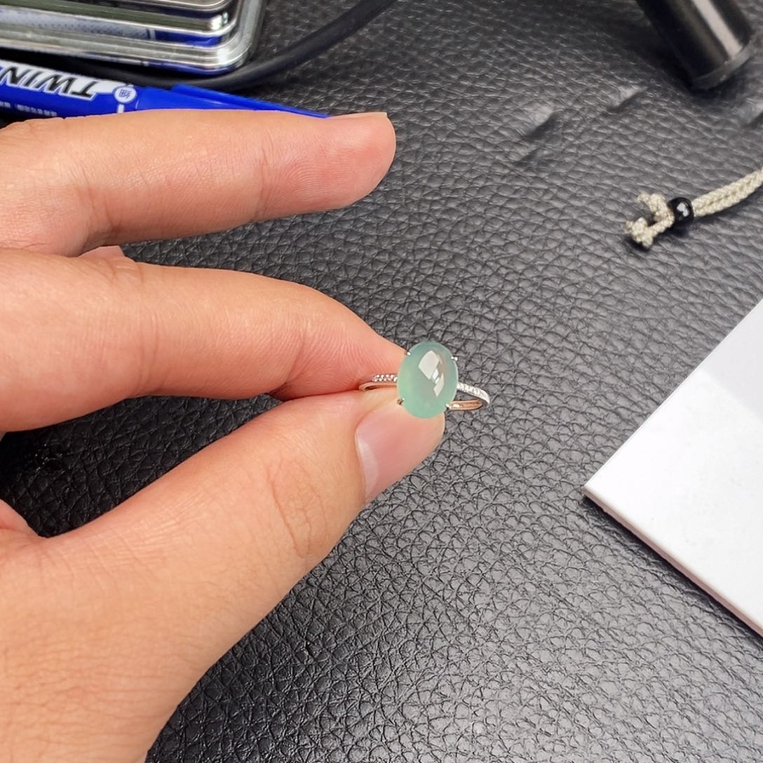 18K金镶嵌定制翡翠天空蓝戒指