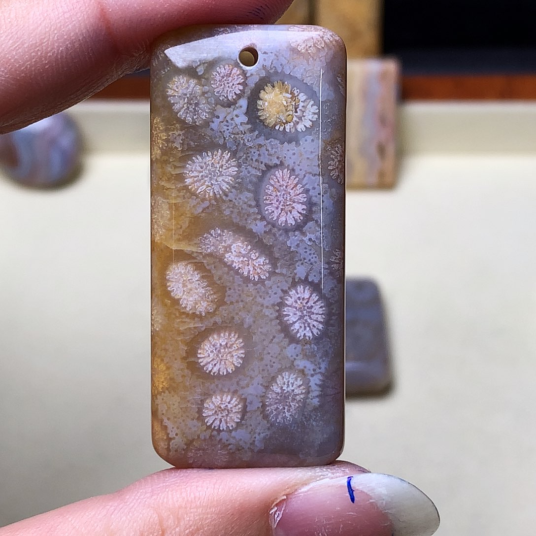 石英质玉颈饰未镶嵌彩*?