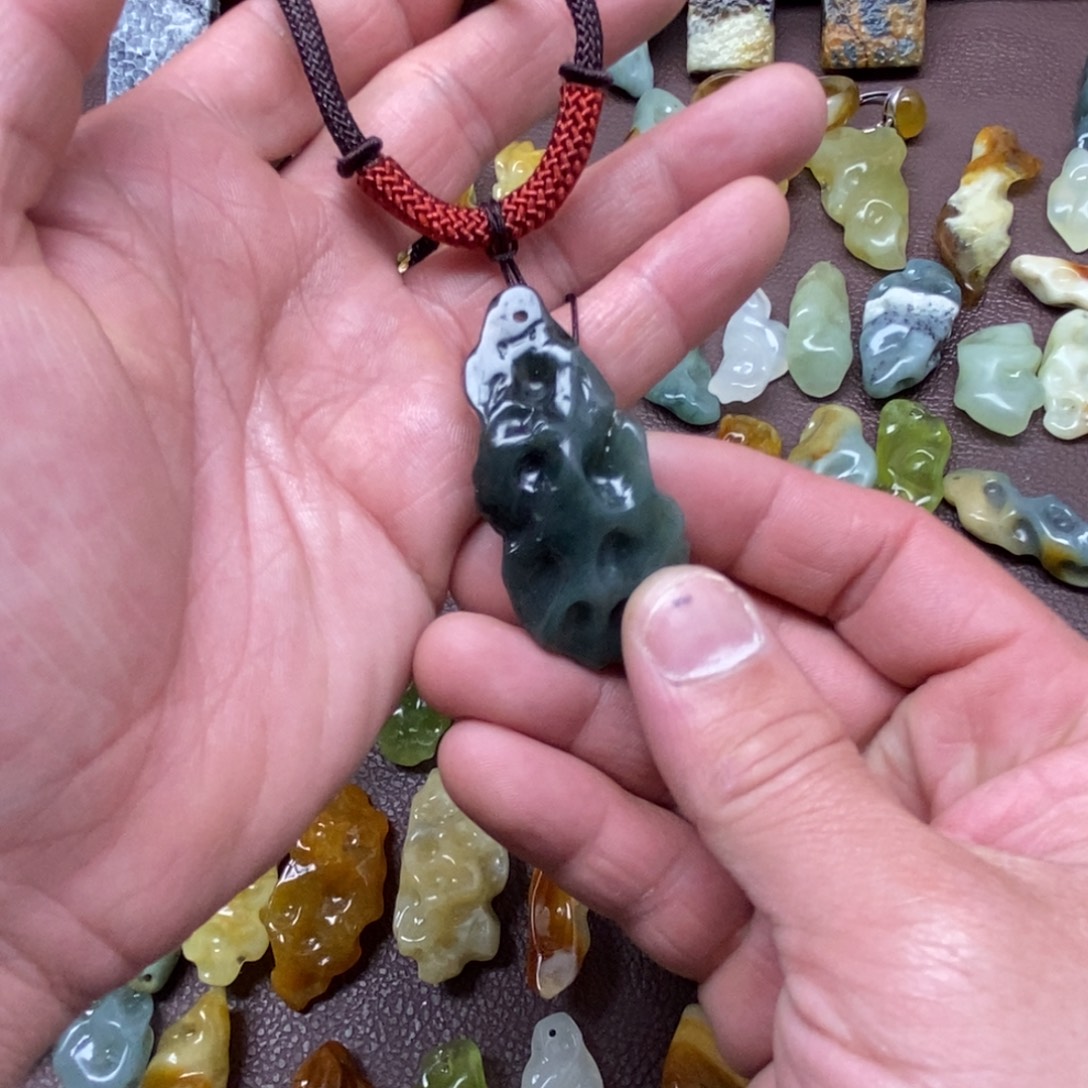 蛇纹石玉未镶嵌颈饰