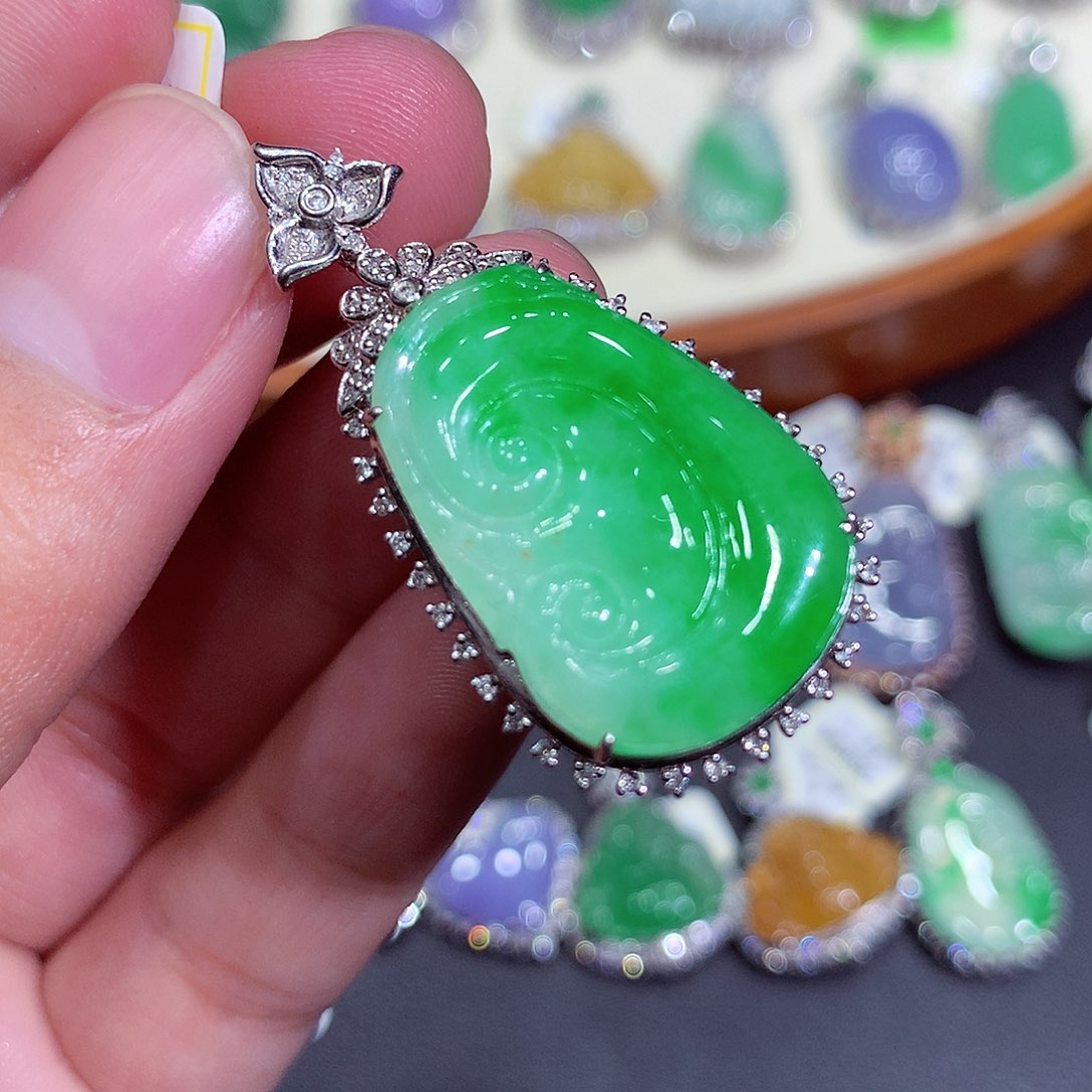 翡翠吊坠(不含链)18K金镶嵌