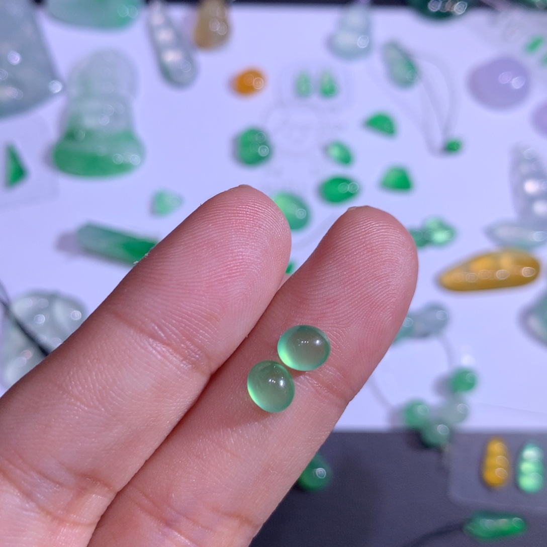 翡翠未镶嵌颈饰一对蛋面