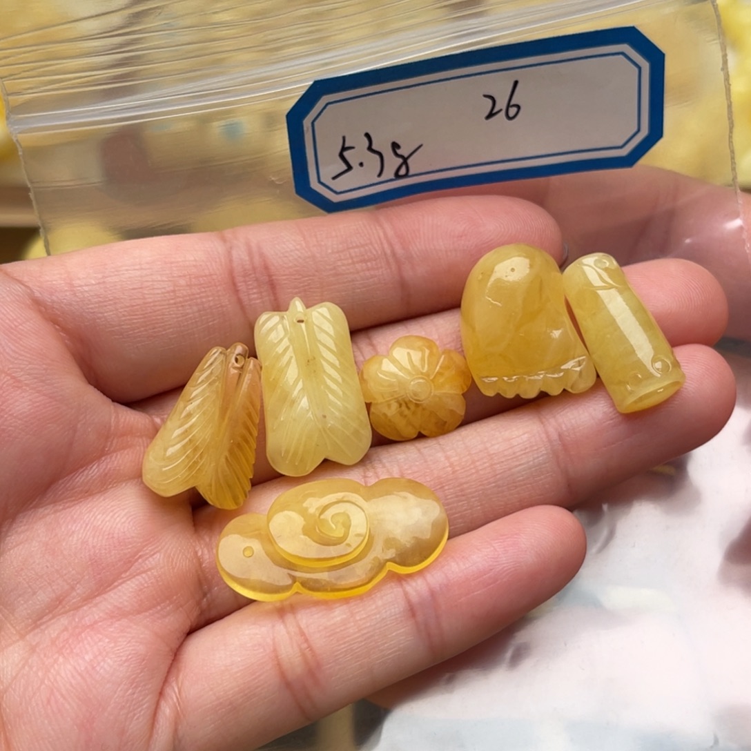 琥珀未镶嵌裸石蜜蜡雕刻件笑