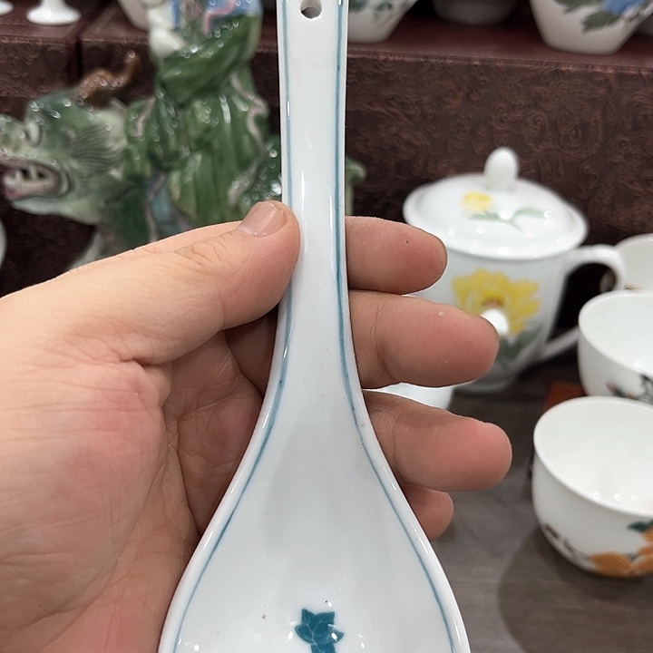 釉下五彩的瓷器和瓷器