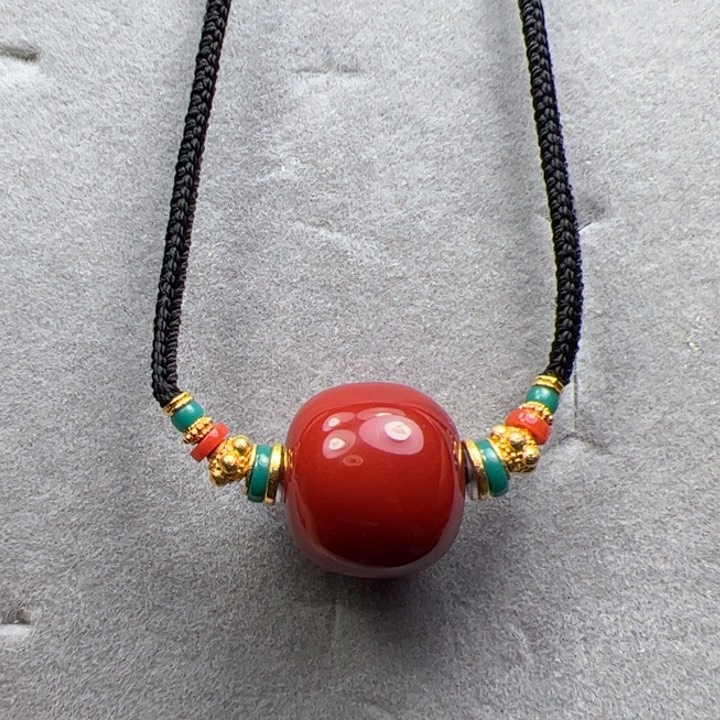 18K金镶嵌吊坠南红玛瑙