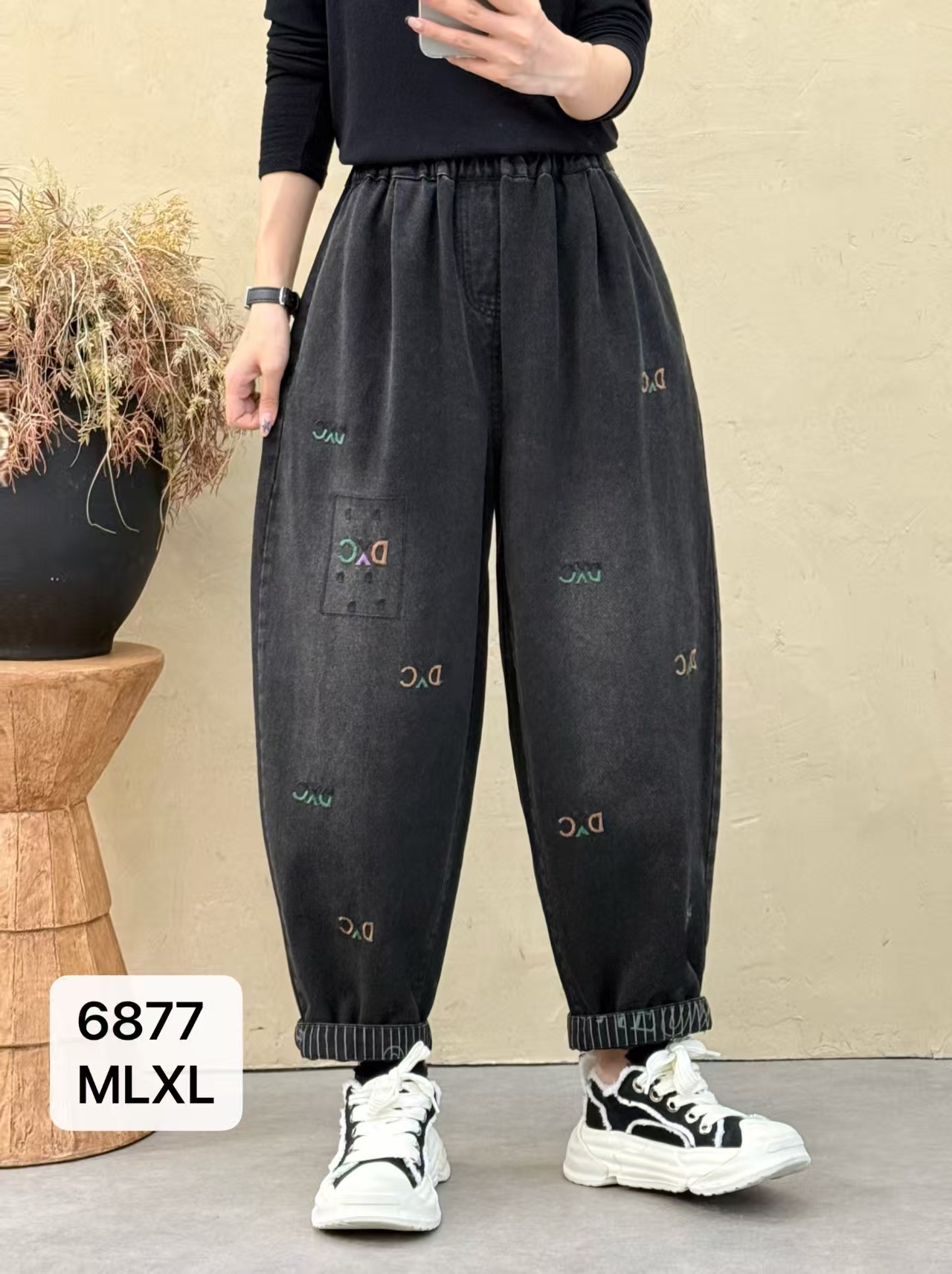 6877冬款加绒加厚新款黑色刺绣女软牛仔哈伦裤女宽松遮肉显瘦时尚