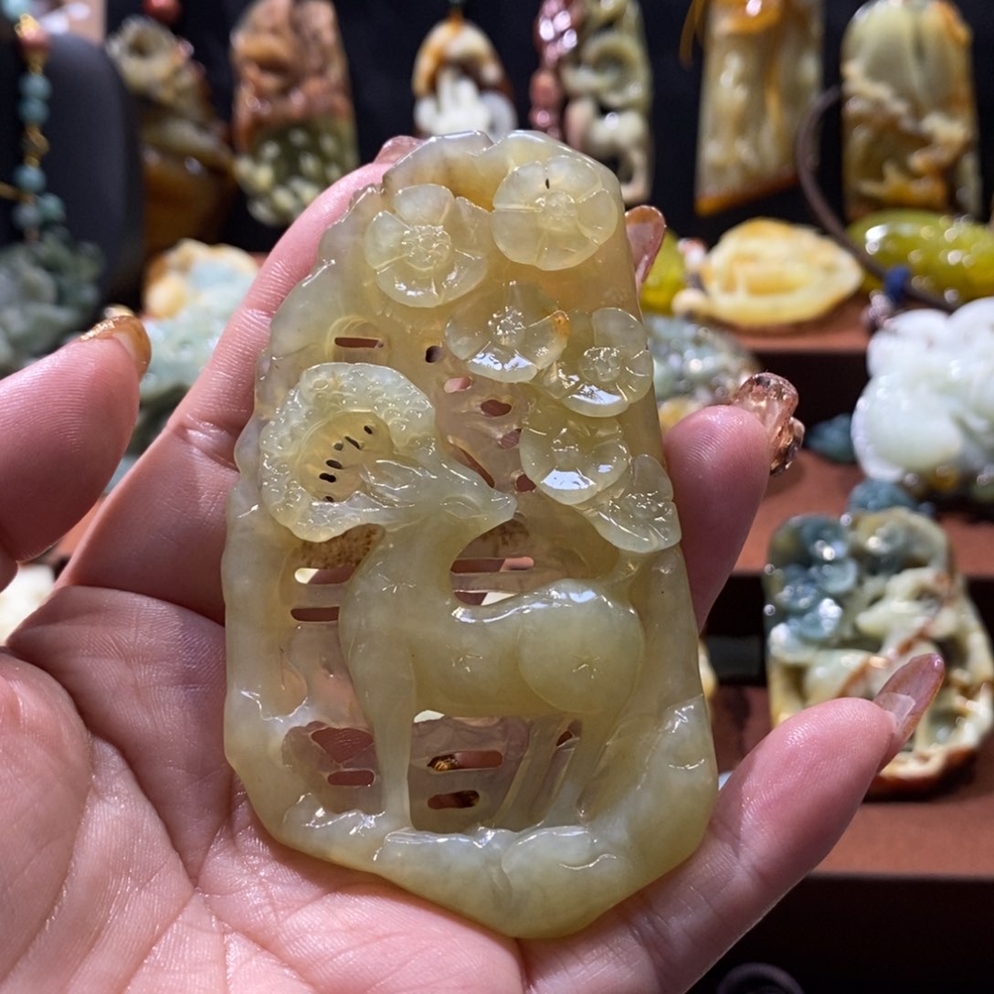 蛇纹石玉颈饰未镶嵌