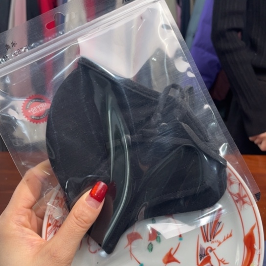 瓷片黑色。。。。。。。。。。。。。。。