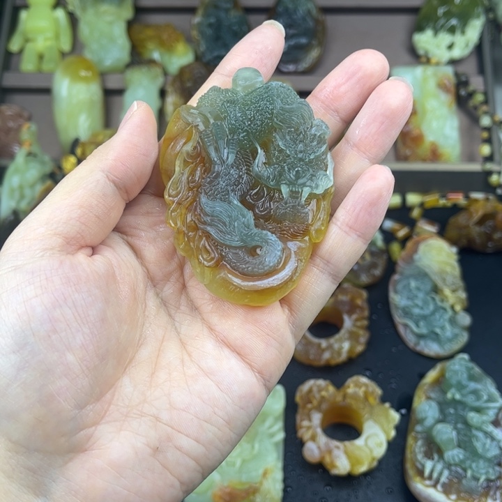 热***活蛇纹石玉未镶嵌颈饰