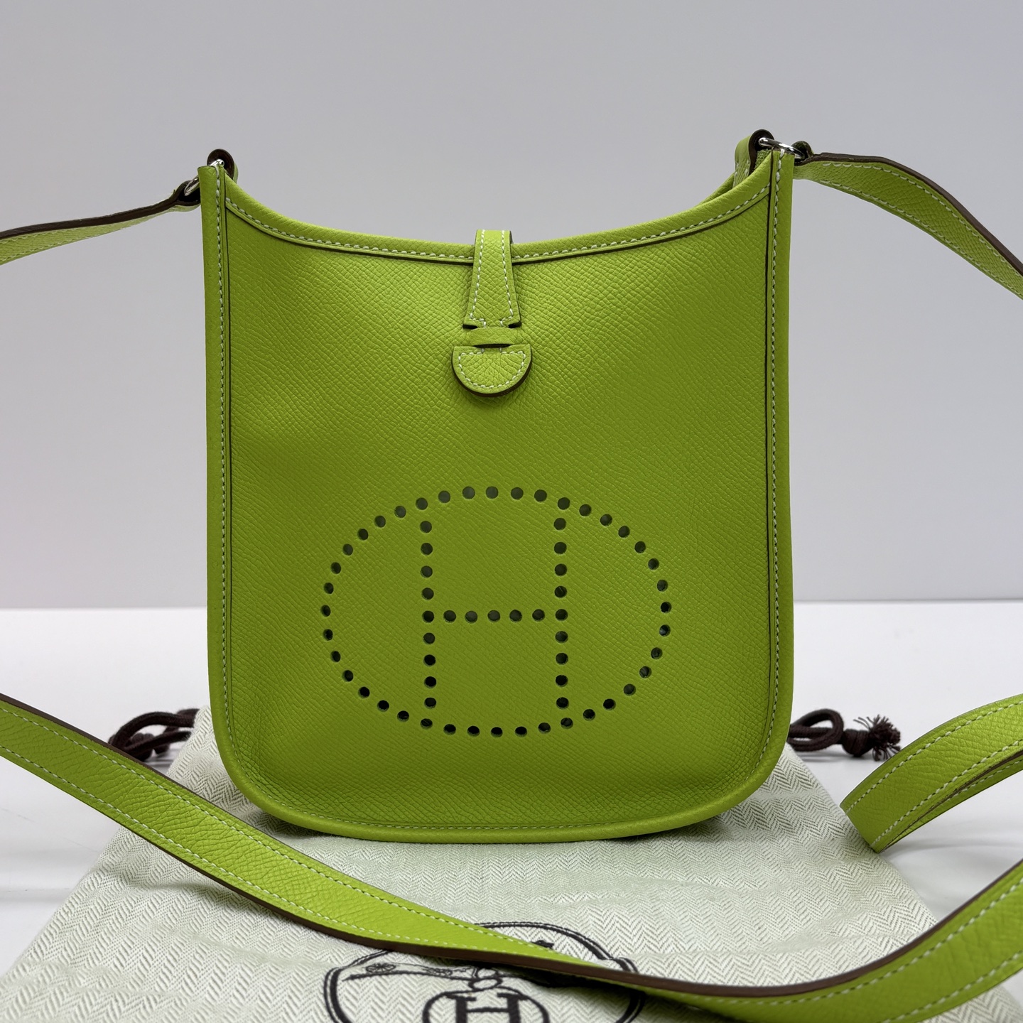 95新 Hermes/爱马仕 荧光绿银扣伊芙琳mini单肩斜挎包 01423