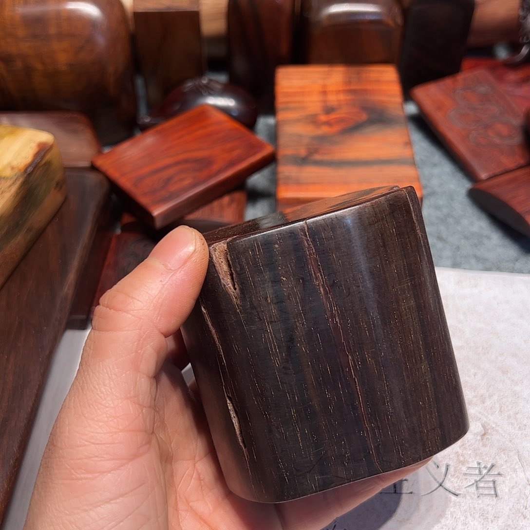 交趾黄檀（大红酸枝）菩**?