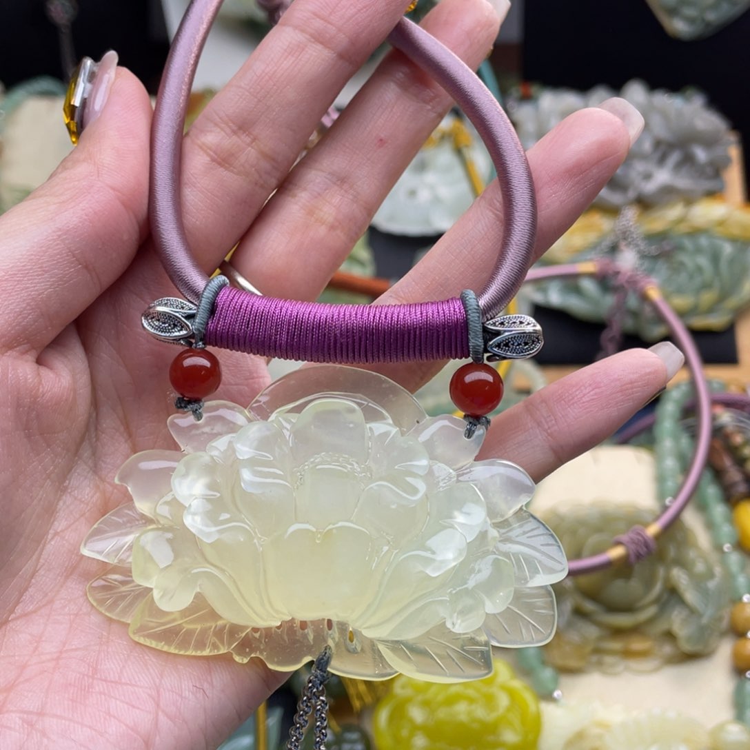 蛇纹石玉颈饰未镶嵌