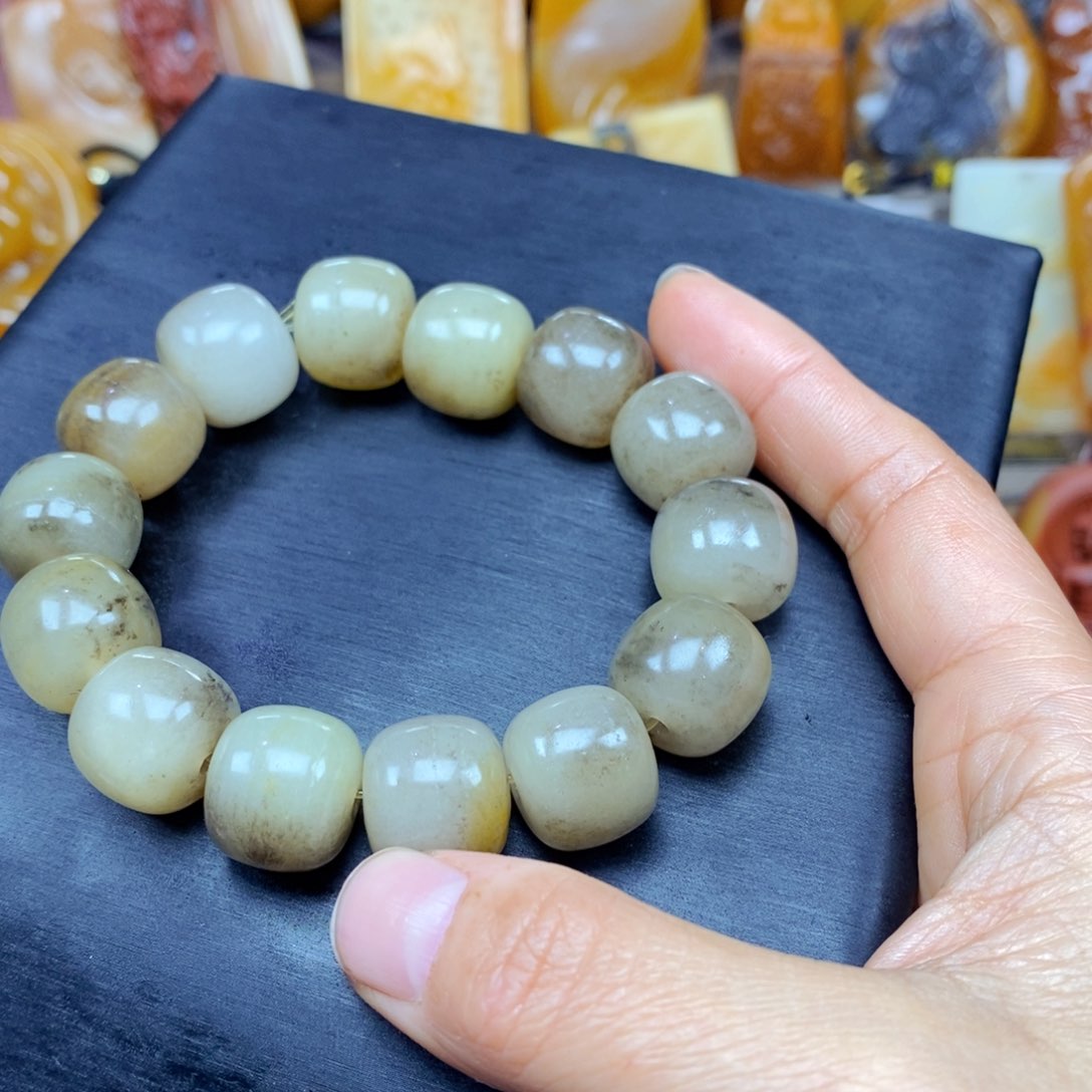 石英质玉（黄龙玉）颈饰未镶嵌