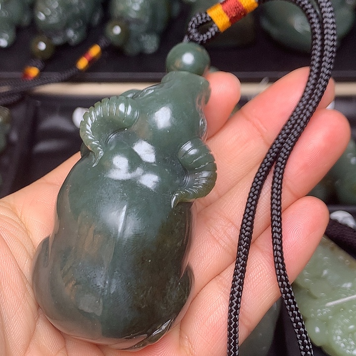 海***鲸和田玉未镶嵌颈饰