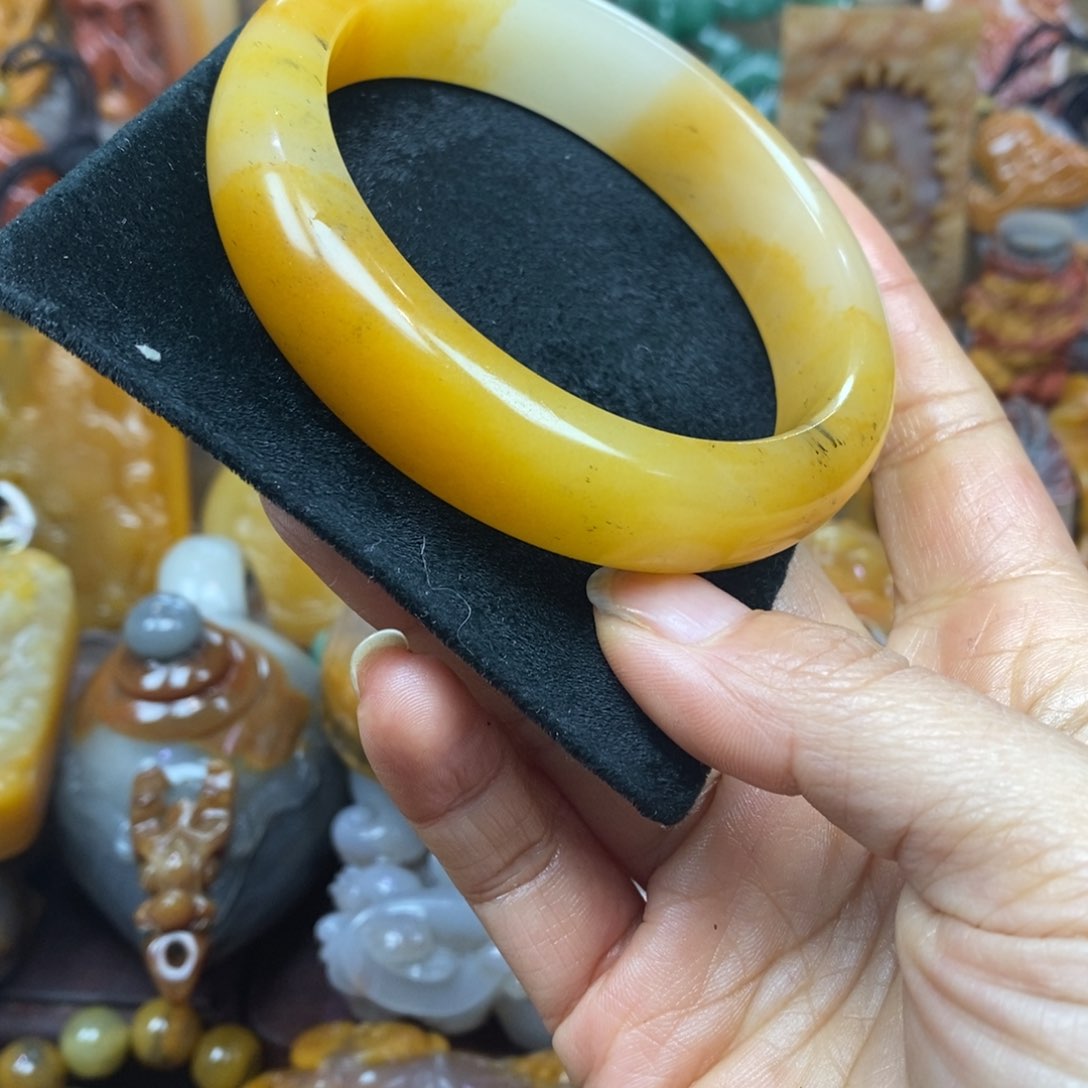 未镶嵌石英质玉（黄龙玉）颈饰