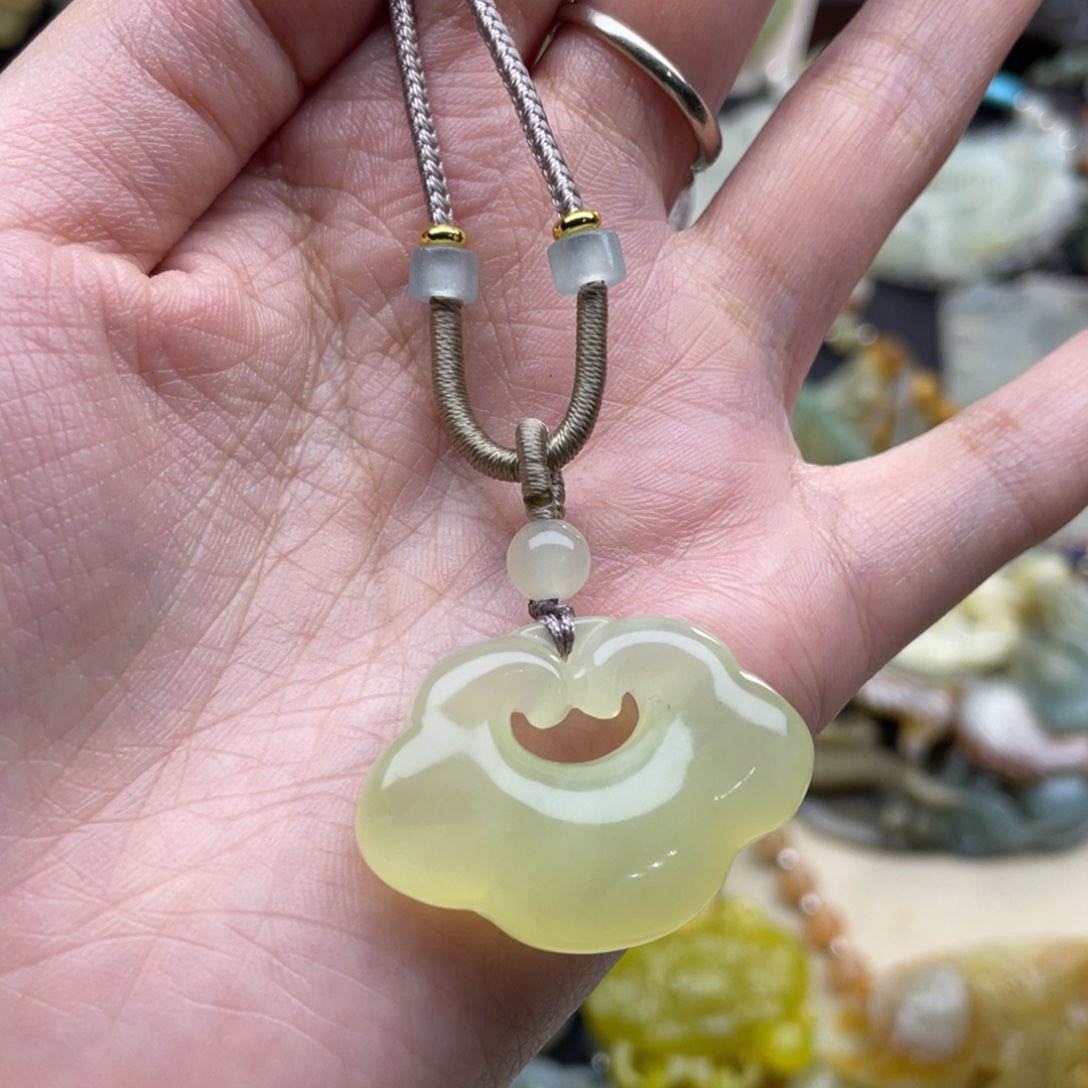 蛇纹石玉颈饰未镶嵌