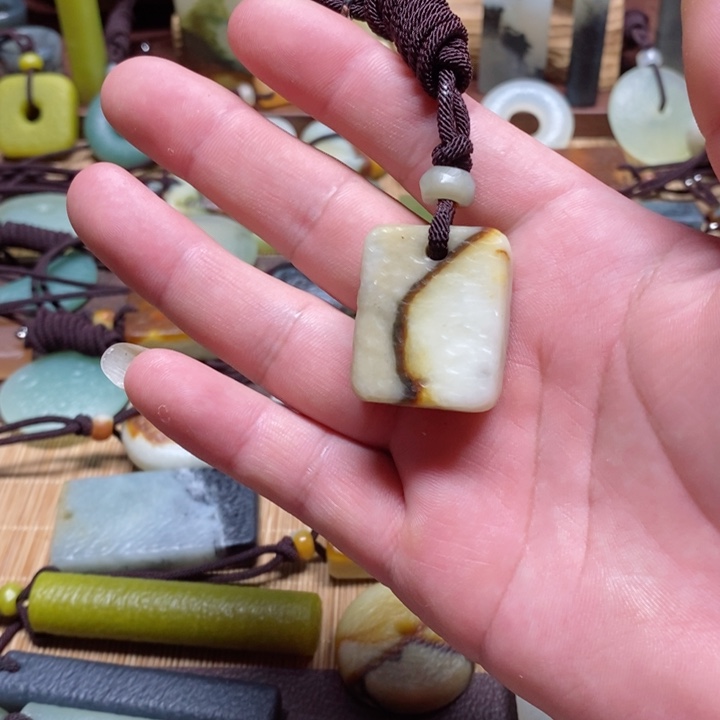 蛇纹石玉挂件未镶嵌