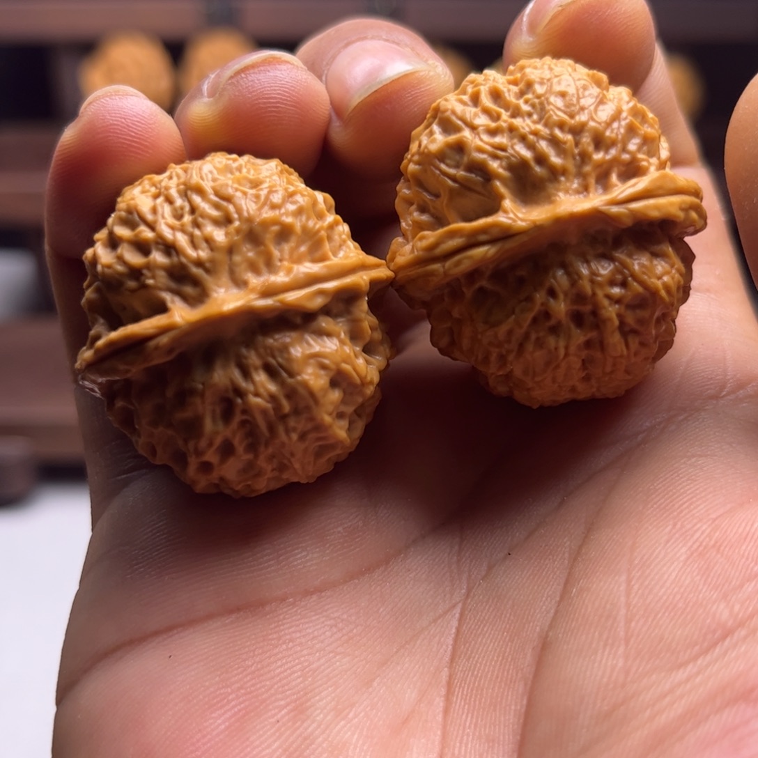 文玩核桃把件珊瑚绣球