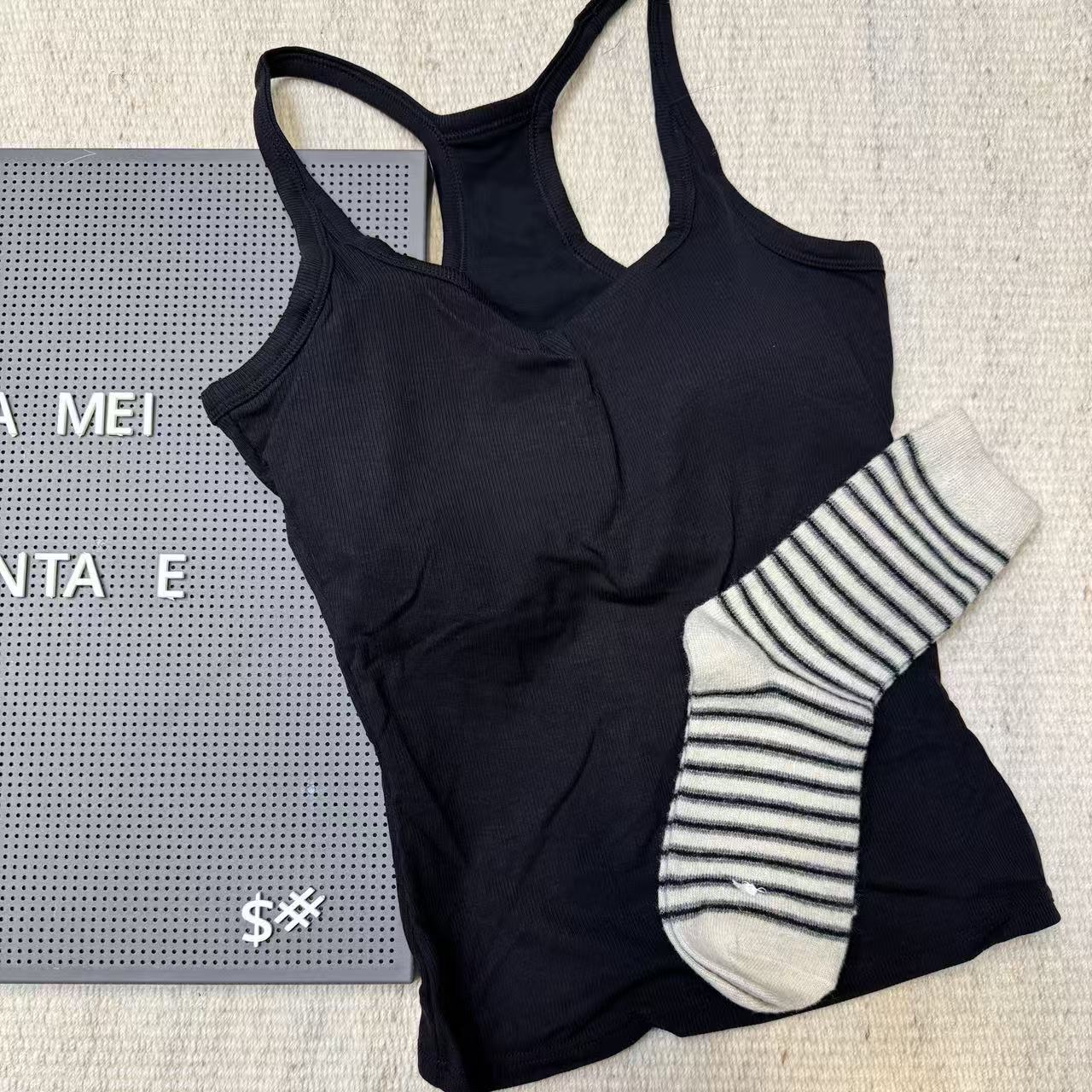 时尚黑色美背+条纹袜