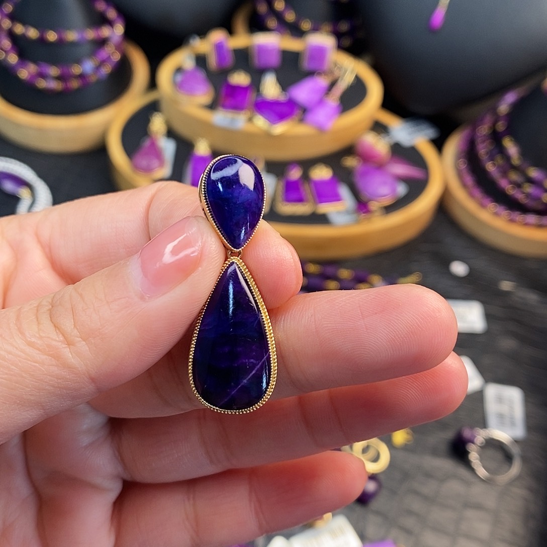 大***宝苏纪石（舒俱来）18K金镶嵌吊坠