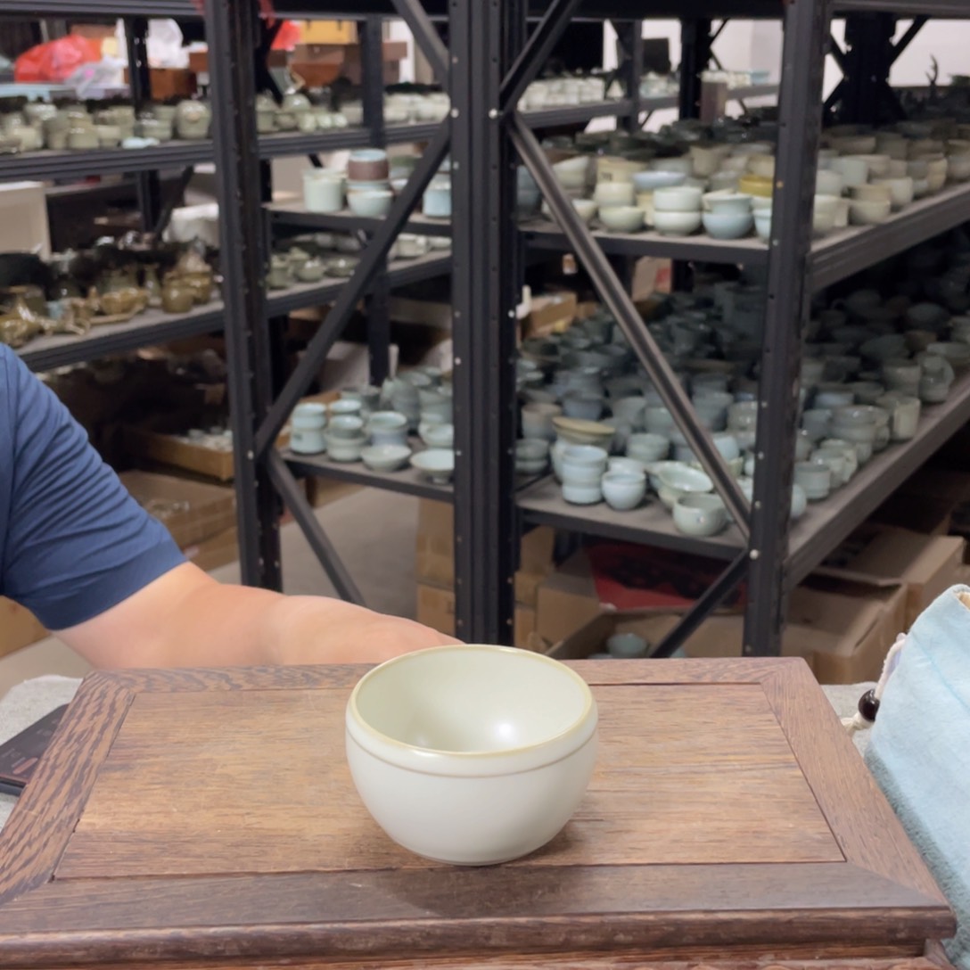 瓷片月白釉手拉战鼓杯