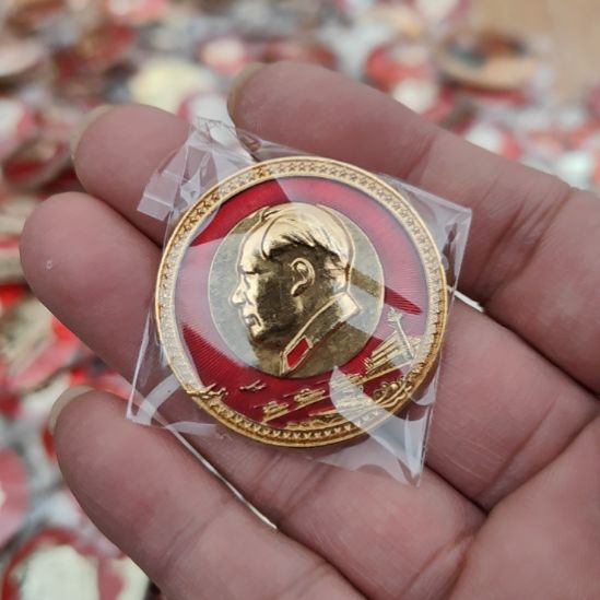 秋***饰其他普通金属圆形红色人物像章