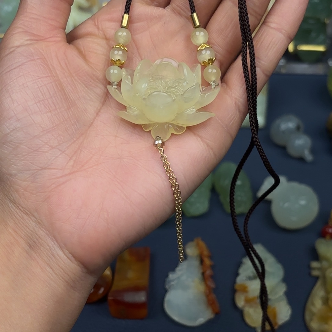 蛇纹石玉颈饰未镶嵌明**影