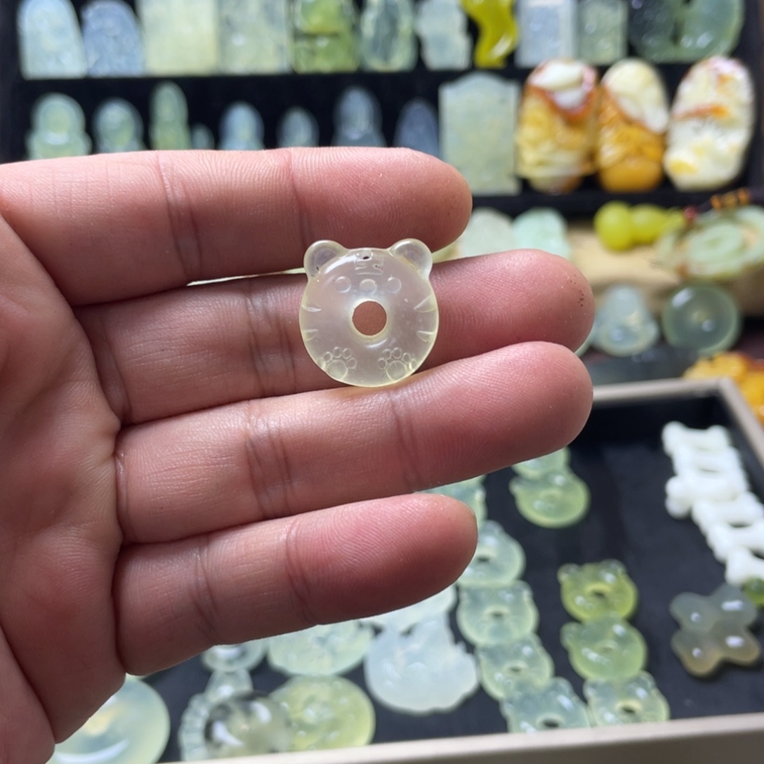 蛇纹石玉颈饰未镶嵌