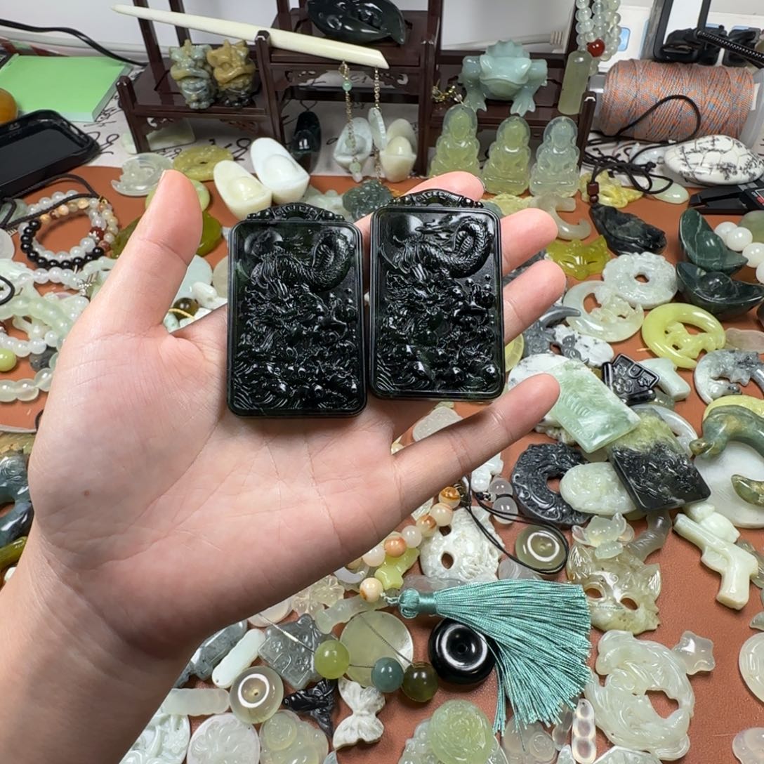 c***t蛇纹石玉未镶嵌颈饰龙牌
